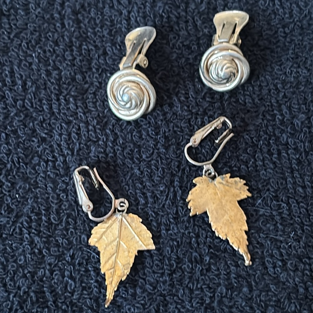 Two pairs vintage gold tone clip on earrings!!